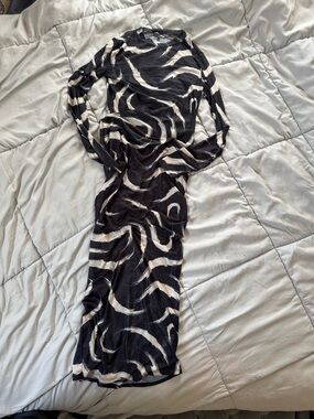Black & Cream Long Sleeve Wave-Print Maxi Dress